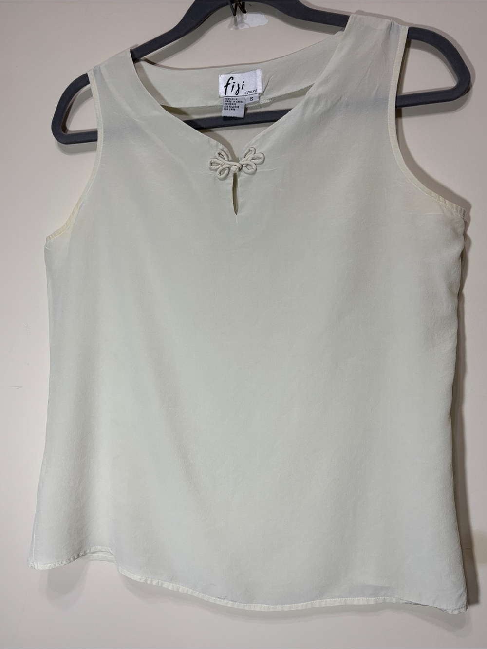 Fiji sport 100% Silk Cream Sleeveless Keyhole Top